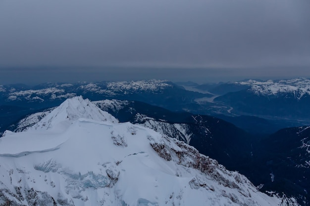 Veduta aerea del paesaggio delle montagne canadesi