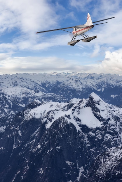 Veduta aerea del paesaggio delle montagne rocciose canadesi con volo in idrovolante