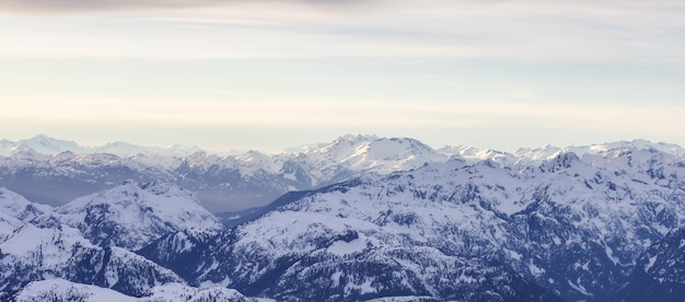 Veduta aerea del paesaggio delle montagne rocciose canadesi