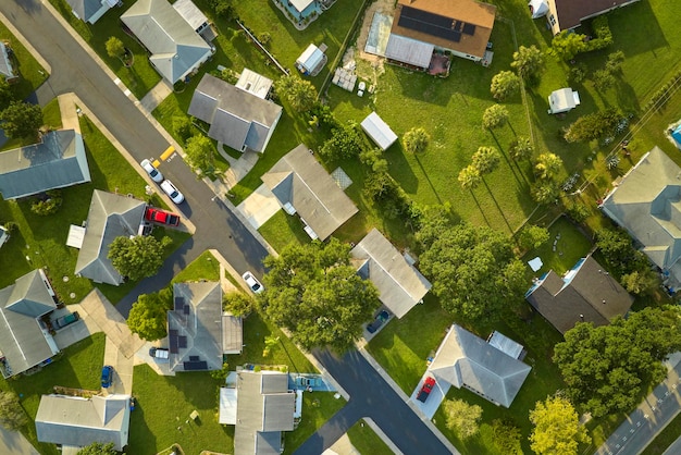 Veduta aerea del paesaggio di case private suburbane tra verdi palme nella tranquilla zona rurale della Florida