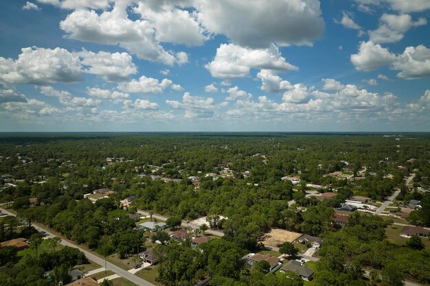 Veduta aerea del paesaggio di case private suburbane tra verdi palme nella tranquilla zona rurale della Florida