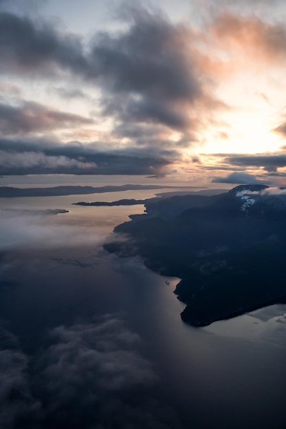 Veduta aerea del paesaggio di Sunshine Coast durante un tramonto vibrante