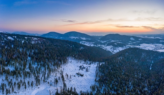 Veduta aerea del paesaggio mistico di un inverno