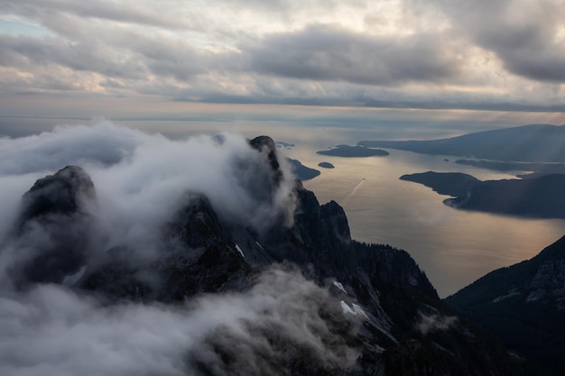 Veduta aerea del paesaggio montano canadese