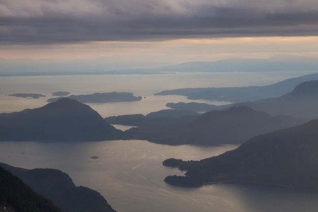 Veduta aerea del paesaggio montano canadese