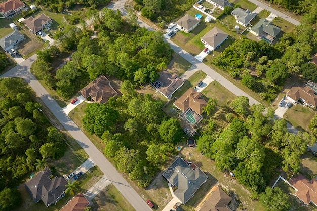 Veduta aerea del paesaggio suburbano con case private tra verdi palme nella tranquilla zona residenziale della Florida