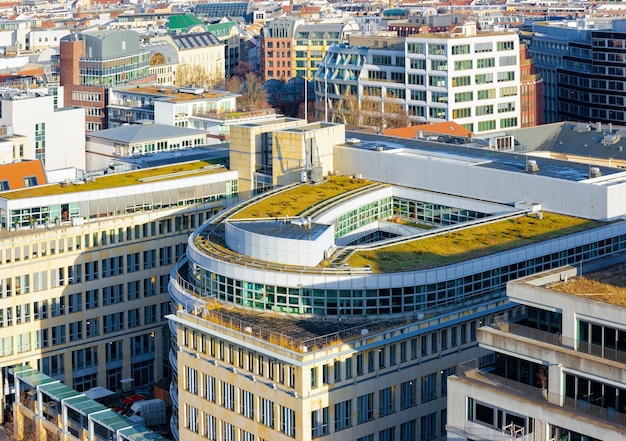 Veduta aerea del paesaggio urbano nel centro della città di Berlino in Germania in Europa. Architettura tedesca dell'edificio. Paesaggio panoramico e punto di riferimento. Turismo e vacanze