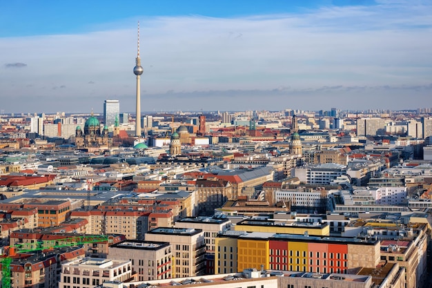 Veduta aerea del paesaggio urbano nel centro di Berlino con la Cattedrale Berliner Dom e la torre della televisione Fernsehturm in Germania in Europa. Architettura degli edifici. Paesaggio panoramico e punto di riferimento