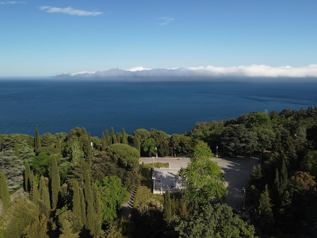 Veduta aerea del palazzo di livadia situato sulle rive del mar nero nel villaggio di livadia a