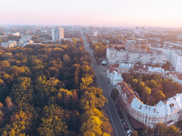 Veduta aerea del parco cittadino d'autunno al tramonto