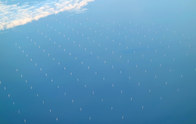 Veduta aerea del parco eolico offshore del Regno Unito visto dall'aereo durante il volo