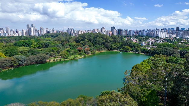 Veduta aerea del Parco Ibirapuera a Sao Paulo SP Edifici residenziali intorno al lago nel Parco Ibirapuera