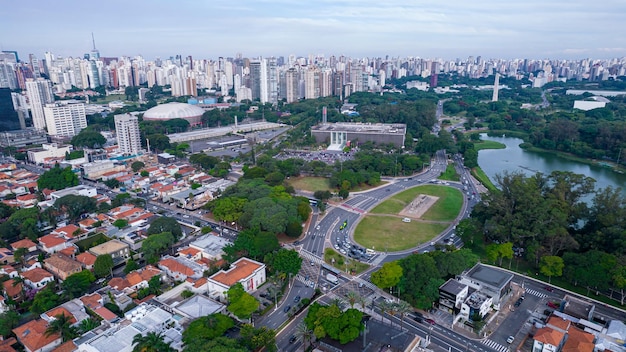 Veduta aerea del Parco Ibirapuera a So Paulo, SP. Edifici residenziali intorno. Lago di Ibirapuera