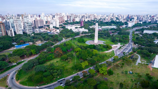 Veduta aerea del Parco Ibirapuera a So Paulo, SP. Edifici residenziali intorno