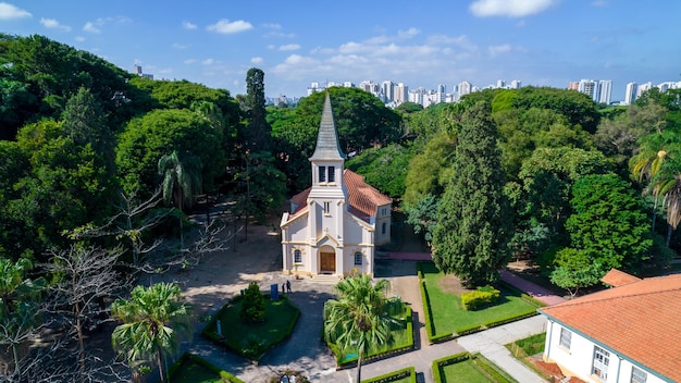 Veduta aerea del Parque Vicentina Aranha a Sao Jose dos Campos Brasile Cappella e vecchio sanatorio