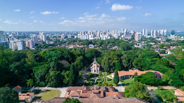 Veduta aerea del Parque Vicentina Aranha a Sao Jose dos Campos Brasile Cappella e vecchio sanatorio