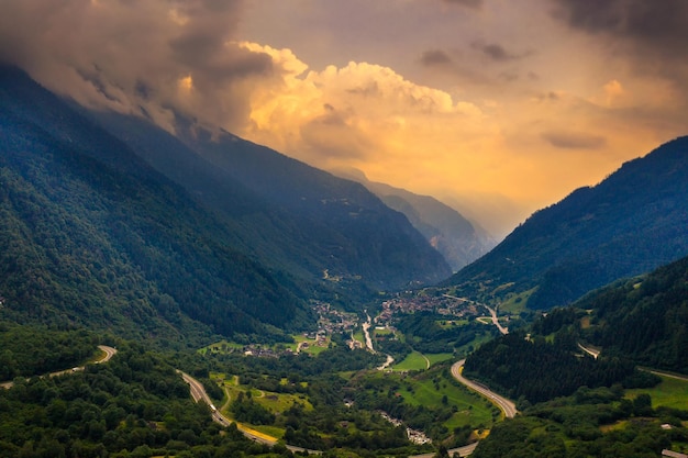 Veduta aerea del passo di San Bernardino nelle Alpi svizzere Svizzera