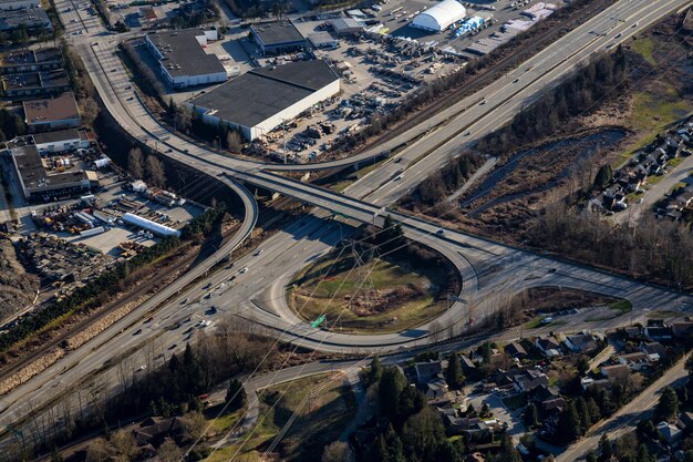 Veduta aerea del ponte del passaggio a Lougheed Hwy e United Blvd