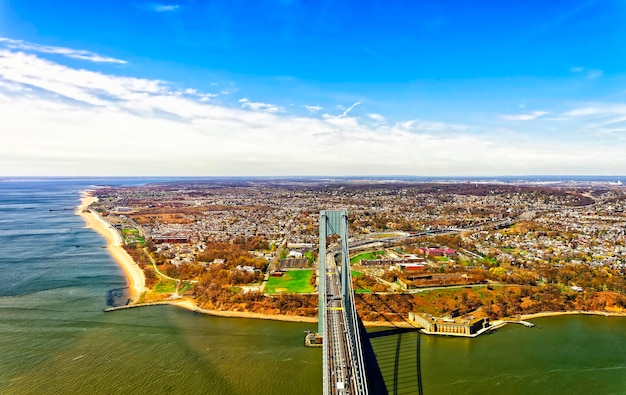 Veduta aerea del ponte Verrazano-Narrows sul Narrows. Collega Brooklyn e Staten Island. Narrows è lo stretto che collega Upper Bay con Lower Bay. Vista su Fort Wadsworth Bunker e Light in Stat