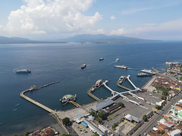 Veduta aerea del porto di Banyuwangi Indonesia con traghetto nell'Oceano di Bali