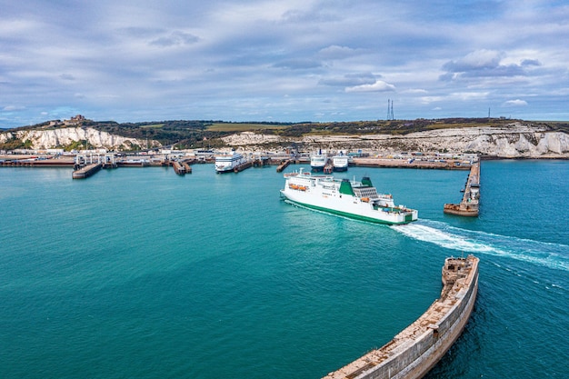 Veduta aerea del porto di Dover con molti traghetti