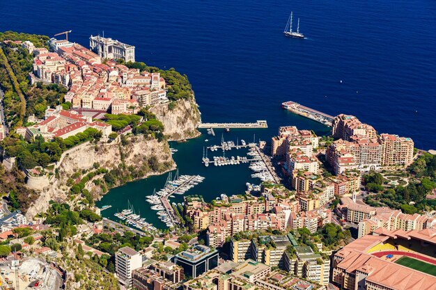 Veduta aerea del porto di fontvieille al tramonto museo oceanografico di monaco sud francia molte barche