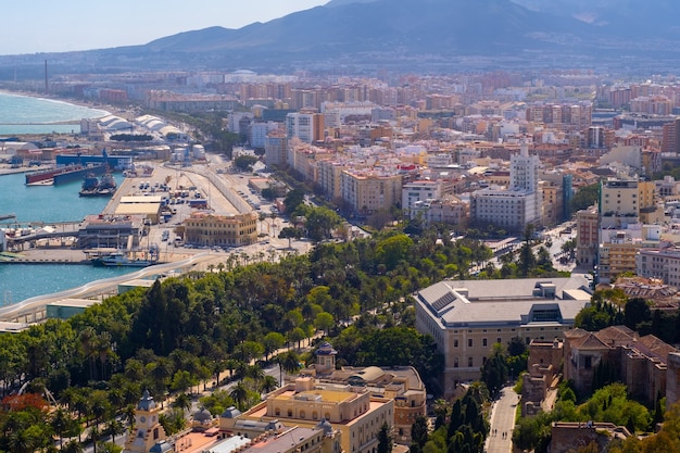 Veduta aerea del porto di Malaga durante l'estate.