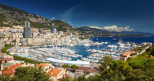 Veduta aerea del porto ercole di monaco montecarlo in una giornata di sole molti yacht e barche sono ormeggiati...