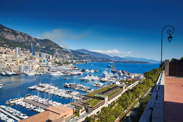 Veduta aerea del porto ercole di monaco montecarlo in una giornata di sole molti yacht e barche sono ormeggiati...