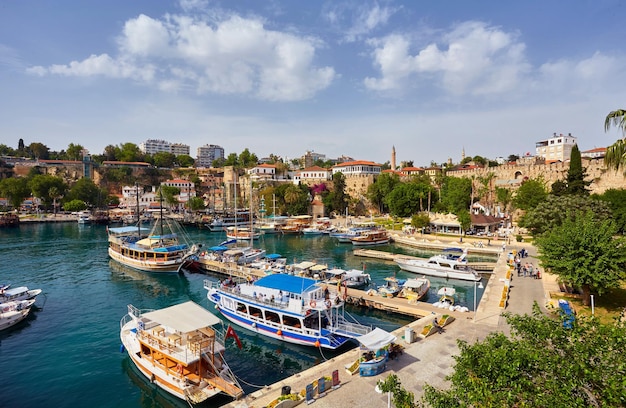 Veduta aerea del porto turistico e dei tetti delle case rosse nel timelapse della città vecchia Antalya, in Turchia