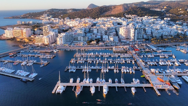 Veduta aerea del porto turistico Yacht e barche