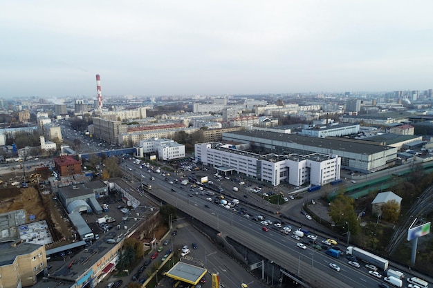 Veduta aerea del quartiere cittadino Un'ampia strada attraversa la città