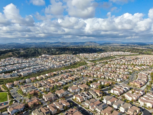 Veduta aerea del quartiere suburbano con grandi palazzi a San Diego, California, USA.