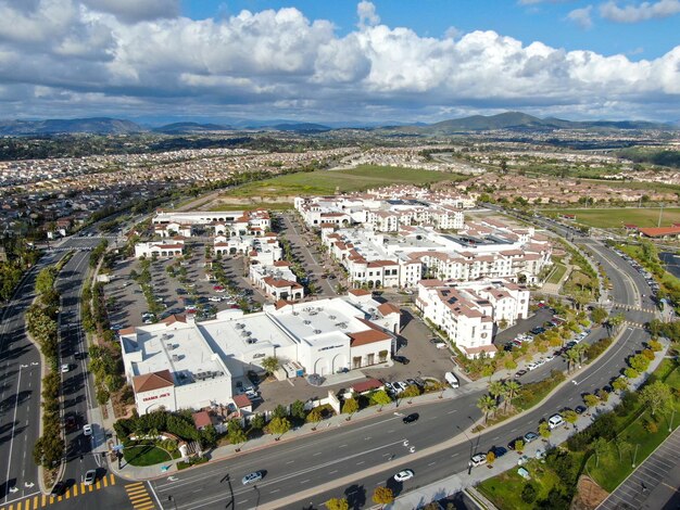 Veduta aerea del quartiere suburbano con grandi palazzi a San Diego, California, USA.