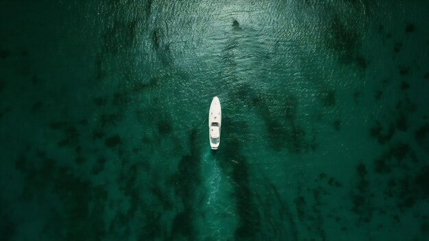 Veduta aerea del riflesso dell'acqua del mare e dell'oceano con la luce solare