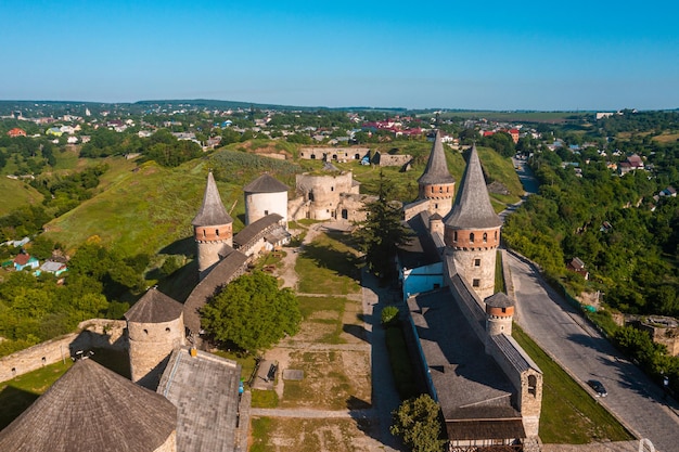 Veduta aerea del romantico castello medievale in pietra in cima alla montagna