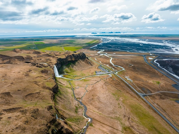 Veduta aerea del seljalandsfoss situato nella regione meridionale dell'Islanda