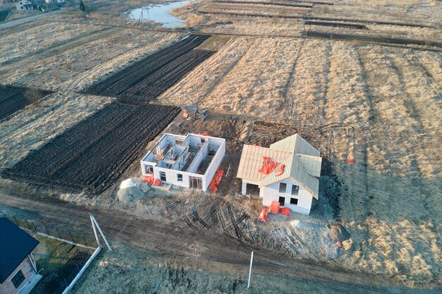 Veduta aerea del telaio incompiuto della fondazione di una casa privata in costruzione