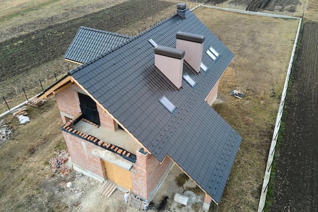 Veduta aerea del tetto della casa coperto con scandole di ceramica Rivestimento piastrellato di edificio in costruzione