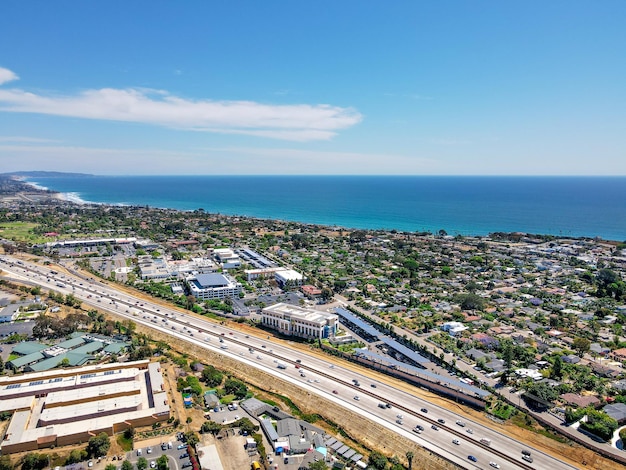 Veduta aerea del trasporto autostradale, dello svincolo e dello svincolo autostradale, San Diego