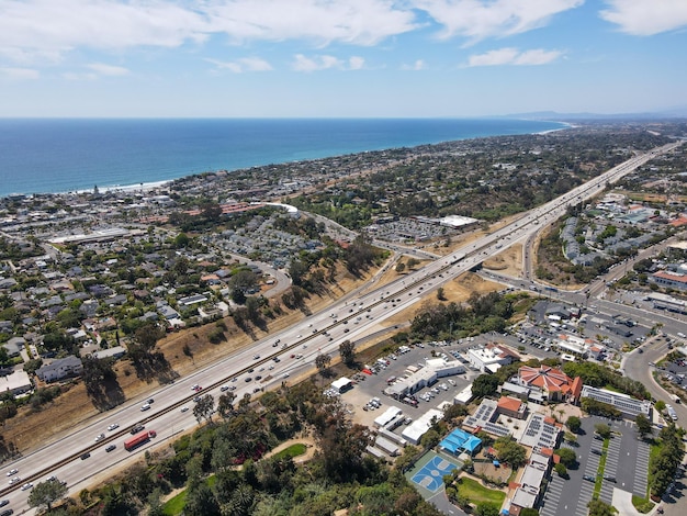 Veduta aerea del trasporto autostradale, dello svincolo e dello svincolo autostradale, San Diego