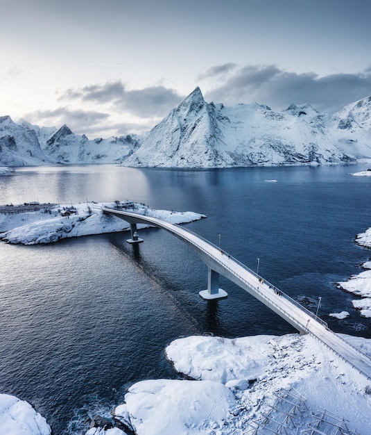 Veduta aerea del villaggio di Hamnoy Isole Lofoten in Norvegia Paesaggio in inverno durante l'ora blu Montagne e acqua Immagine di viaggio