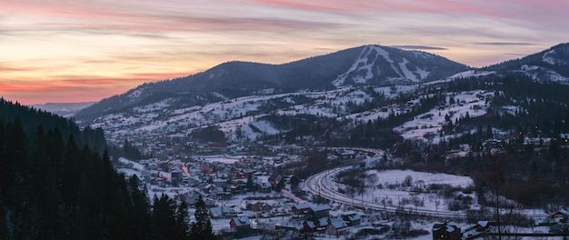 Veduta aerea del villaggio di Slavske nelle montagne dei Carpazi ucraini nella stagione invernale