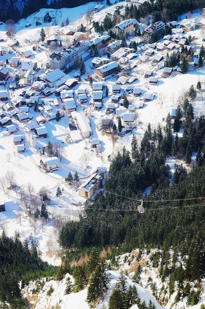 Veduta aerea del villaggio di Wengen nell'Oberland bernese in Svizzera.