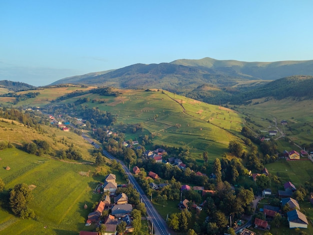 Veduta aerea del villaggio nei Carpazi