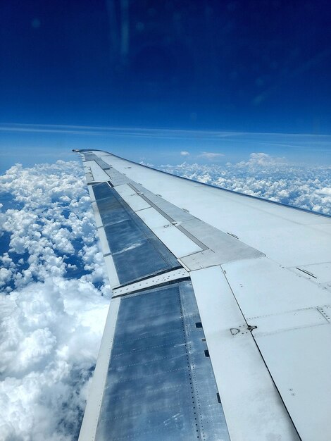 Veduta aerea dell'ala dell'aereo contro il cielo blu