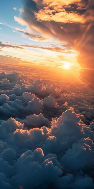 Veduta aerea dell'alba sopra le nuvole