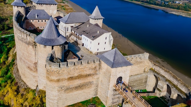 Veduta aerea dell'antica fortezza di Khotyn sulla riva del fiume Dnestr in Ucraina Foto di alta qualità