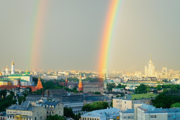 Veduta aerea dell'arcobaleno e del Cremlino nella città di Mosca in Russia.