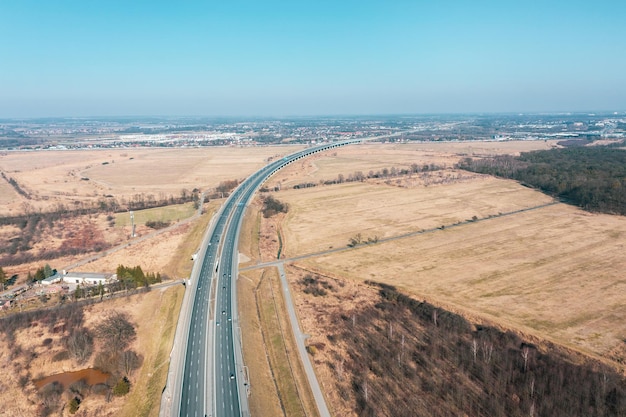 Veduta aerea dell'autostrada che va lontano Strada in auto